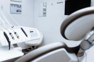 doi stomatologi din italia condamnati la inchisoare dupa ce i au scos unei femei 11 dinti sanatosi 6980829380380