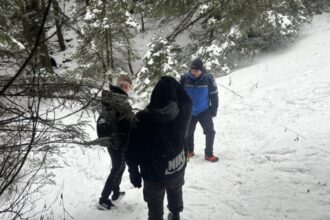 doi tineri incaltati cu adidasi intorsi din drum de jandarmi pe un traseu din ceahlau 6988a5d2bb9a1