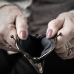 drama romanilor care nu se ajung cu banii de la o luna la alta numarul imprumuturilor in crestere video 69985a9ecfe4e