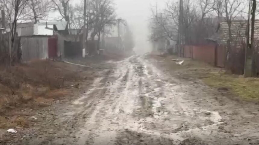 drumurile asfaltate o promisiune neonorata de ani de zile oamenii au inceput sa toarne singuri beton in fata caselor 699d6143341cf