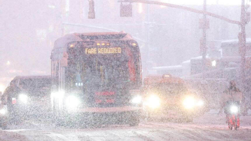furtuna de zapada istorica in new york circulatie interzisa scoli inchise si mii de zboruri anulate fotovideo 699c000e64608