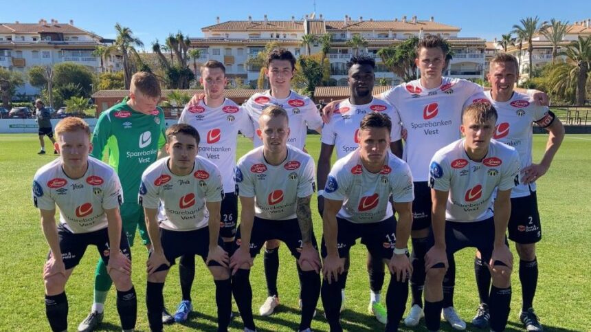 galerie foto echipa cu o trupa de black metal pe tricouri este antrenata acum de fostul golgheter al lui chelsea 699e99f7bc5c0