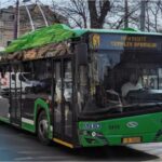 haos in traficul bucurestean linii de troleibuz blocate de un copac prabusit si multiple incidente pe traseele stb 6998a32ce1899