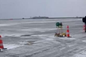 haos pe aeroportul suceava dupa ce pista a fost paralizata de gheata mai multe zboruri au fost amanate sute de pasageri blocati in terminal video 6992db258d228