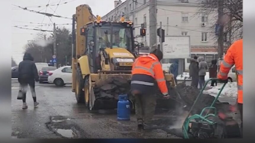 imagini fara precedent pe o sosea aglomerata din tara asfalt reparat cu butelia cu gaz video 699ee53534367