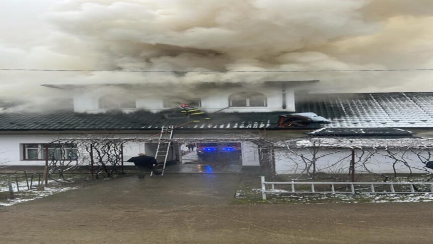 incendiu la o manastire din gorj pompierii intervin pentru stingerea flacarilor 699987c7430c6