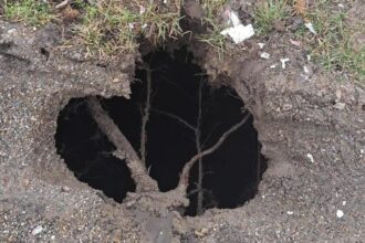 interventie a pompierilor intr o comuna din iasi dupa o tasare de teren produsa intr o gospodarie 69a17ed851761