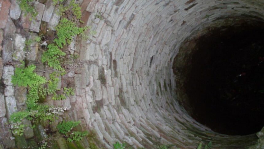 interventie la limita in ialomita politistii au salvat un barbat cunoscut cu afectiuni psihice care s a aruncat intr o fantana 698790245a4db