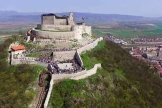 interventie spectaculoasa la cetatea devei un barbat a amenintat ca se arunca in gol 698e29f245238