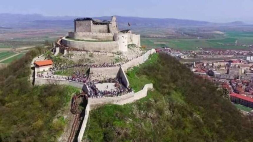 interventie spectaculoasa la cetatea devei un barbat a amenintat ca se arunca in gol 698e29f245238