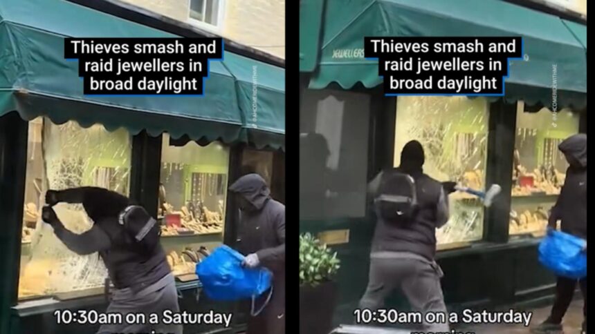 jaf ca in filme la magazin de bijuterii ziua in amiaza mare hotii sparg vitrina cu ciocane sub ochii trecatorilor video 697fa2e5ec189