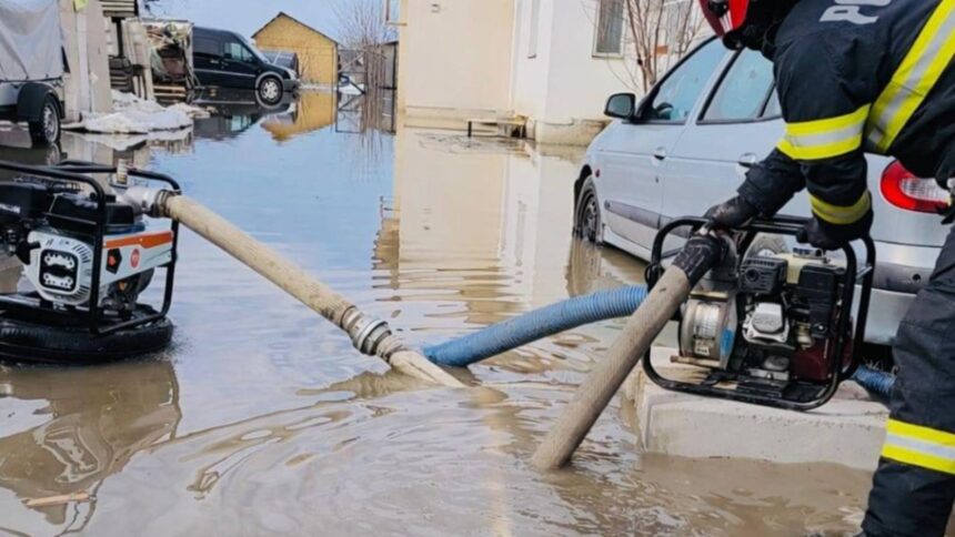 mai multe curti inundate la mihailesti si bolintin vale dupa topirea zapezii pompierii au intervenit pentru evacuarea apei 69a15e071fbf1