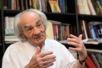 neurochirurgul leon danaila decorat cu ordinul militar de romania pentru intreaga cariera cand pornesti cu credinta sigur reusesti 698579d247f5d