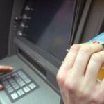 noua metoda prin care hotii iti pot fura cardul la bancomat in cateva secunde totul se bazeaza pe distragerea atentiei 69922b4d193a6