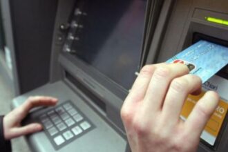 noua metoda prin care hotii iti pot fura cardul la bancomat in cateva secunde totul se bazeaza pe distragerea atentiei 69922b4d193a6