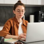 o angajata castiga in instanta dupa ce s a accidentat in timp ce lucra de acasa judecatorii au considerat ca e accident de munca 699e1bb89a501