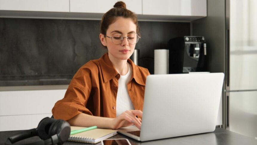 o angajata castiga in instanta dupa ce s a accidentat in timp ce lucra de acasa judecatorii au considerat ca e accident de munca 699e1bb89a501