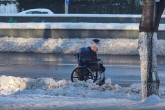 om in scaun cu rotile in zapada din bucuresti imagini de pe cel mai circulat bulevard video 69973ef577b95