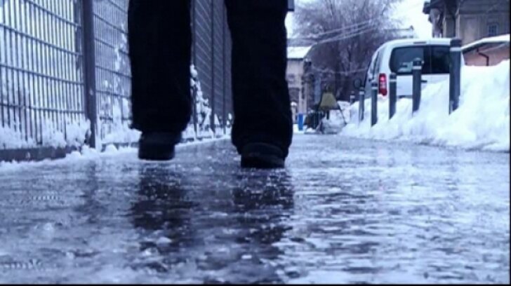 pericol de polei si gheata igsu avertizeaza cetatenii curatarea zapezii este obligatorie prin lege 69808e1d12817