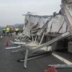 pericol pe autostrada doua tir uri unul incarcat cu sulfat de amoniu implicate intr un accident violent pe a1 fotovideo 698b16832fdaf