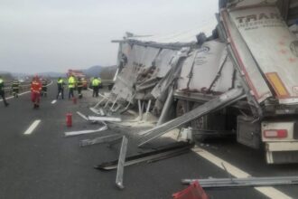 pericol pe autostrada doua tir uri unul incarcat cu sulfat de amoniu implicate intr un accident violent pe a1 fotovideo 698b16832fdaf