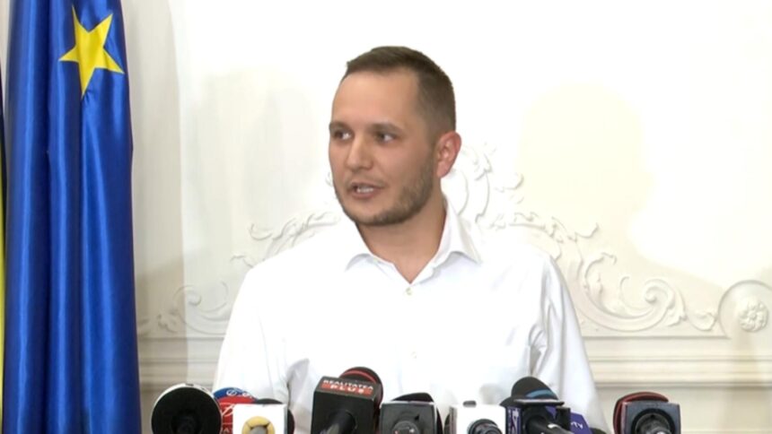 prefectul rezist al capitalei are diploma de patiser si a luat 5 la bacalaureat el este cel care a coordonat interventiile pe zapezile crunte din ultimele zile 699862d0c31b3