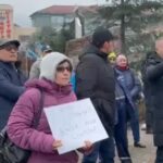 protest in fata primariei motru oamenii exasperati de frigul din case striga la unison vrem caldura 6985b0fd7b9ae