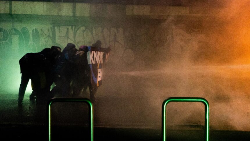 proteste la milano fata de jo de iarna ciocniri violente intre manifestanti si politie fotovideo 6987a9088c54f