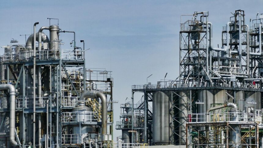 rafinarie din ploiesti sanctionata cu 100 000 de lei pentru nerespectarea obligatiilor de mediu privind un teren contaminat 699db4883c2e3