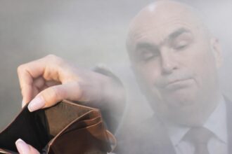 revolta romanilor din cauza scumpirilor oamenii il considera pe bolojan principalul vinovat ei iau bani cu sacosa noua ne dau cu taraita 69a006ee48439