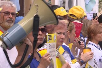 scoala saraca tara needucata sindicatele din educatie protesteaza la palatul cotroceni si ameninta cu greva generala 699ea39776379