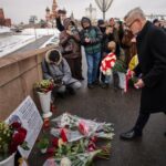 sfidare sub nasul lui putin ambasadorul romaniei la moscova a depus flori in cinstea celui mai mare opozant al sau chiar langa zidul kremlinului foto 69a1d0f17d5d7