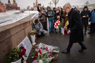 sfidare sub nasul lui putin ambasadorul romaniei la moscova a depus flori in cinstea celui mai mare opozant al sau chiar langa zidul kremlinului foto 69a1d0f17d5d7