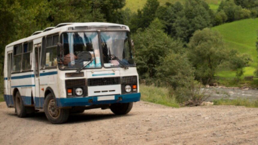 socul unei pensionare si a investit toate economiile intr o casa iar acum afla ca un autobuz ii va trece prin gradina 699ca380e666a