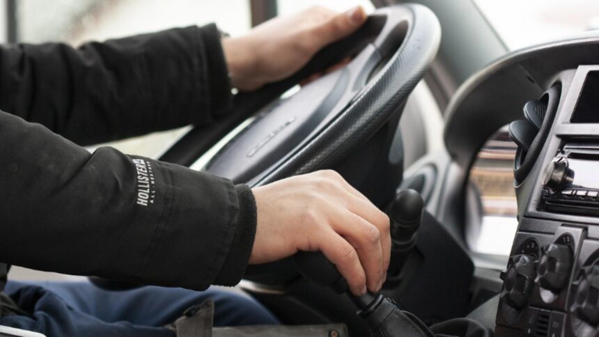 sofer de ride sharing amendat la cluj dupa ce a intors pe trecerea de pietoni pentru a si lua clientii 69986079bcde0