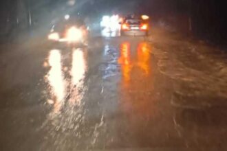 trafic ingreunat pe dn10 care leaga buzaul de brasov cantitati mari de apa au ajuns pe sosea 6984f32ec548d