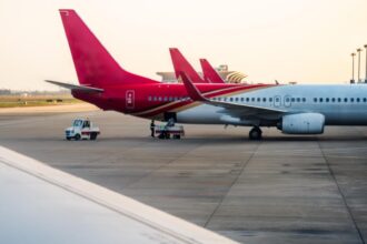 un avion cu aproape 60 de pasageri lovit pe aeroportul otopeni mai multe zboruri au suferit intarzieri 698a59c8cc9a1