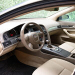 un copil de 11 ani si a accidentat mama dupa ce a pus in miscare masina lasata cu cheile in contact 699f6f7f5cdef