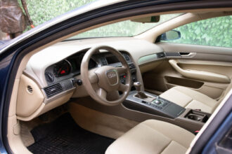 un copil de 11 ani si a accidentat mama dupa ce a pus in miscare masina lasata cu cheile in contact 699f6f7f5cdef