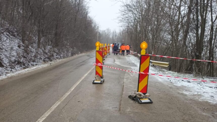 un drum judetean din buzau care trebuia sa fie deja reabilitat s a surpat din cauza alunecarilor de teren video 699ac68721773