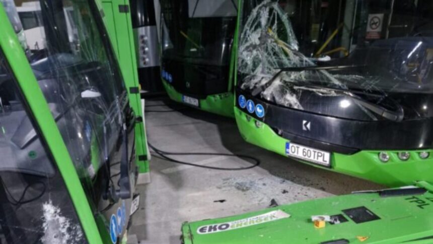 un sofer de autobuz din slatina a facut praf doua autobuze electrice pentru ca a incurcat pedalele 69a1d1efa8aa6