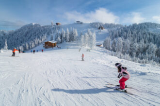 vacanta de schi cu ghinion partiile de la cota 2000 din sinaia inchise din cauza vantului puternic 6992bde44bff6