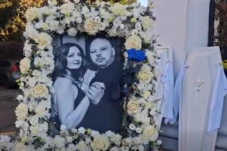 vaslui si a luat ramas bun de la sotii morti in teribilul accident inmormantare cu sicrie albe pentru jandarmerita sot si copil 6990c38a145c9