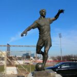 video exclusiv statuile legendelor lui dinamo au fost mutate ce se intampla cu sculptura lui catalin hildan 698cd01c796c7