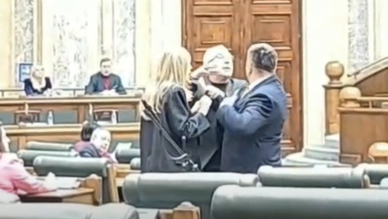 video incaierare in parlament doi senatori s au imbrancit s a ridicat sa mi smulga telefonul si m a prins de cap 6995e4343e1a1