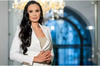 alexandra pacuraru protest pasnic in fata catedralei din constanta mesaj pentru romanii batjocoriti de sistem video 69a6b0e9cc012