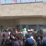 ambasadele sua din irak si pakistan au fost atacate revolta uriasa oamenii arunca cu pietre 69a40b77ab0cd