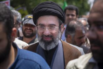 cine este noul ayatollah al iranului mojtaba khamenei fiul defunctului ali khamenei a fost propulsat la conducerea tarii de garda revolutionara 69a7e645db9d0