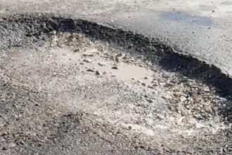 cratere de un metru pe sosea statiile de autobuz au fost mutate 69a3ffcbbe607