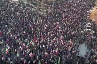 mii de iranieni au iesit pe strazi sa scandeze moarte americii moartea lui khamenei privita oficial drept un martiriu 69a3e9964ac55